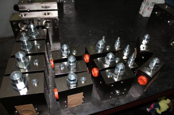 Oil circuit manifold
